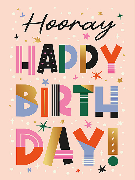 Das Bild zeigt eine bunte Geburtstagskarte mit dem Schriftzug: „Hooray“ in schwarzer, geschwungener Schrift oben. Darunter steht „Happy Birthday!“ in großen, mehrfarbigen Buchstaben, die mit verschiedenen Mustern und Designs gestaltet sind.
